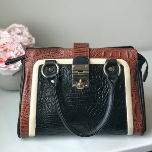 Crocodile print medium size handbag.